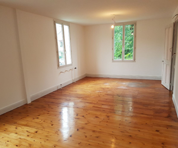 Salon fraîchement repeint à Grenoble avant vitrification du parquet