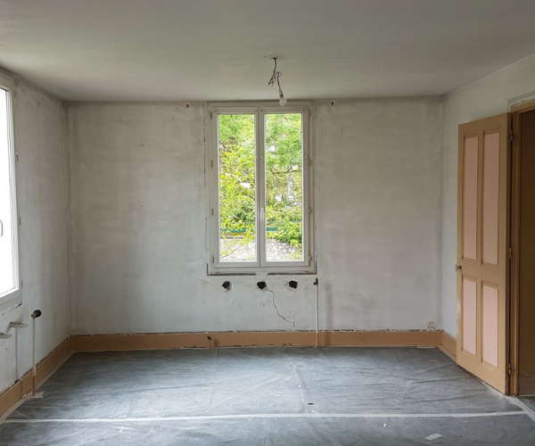 Salon avant rénovation à Grenoble – murs à repeindre et parquet à rénover