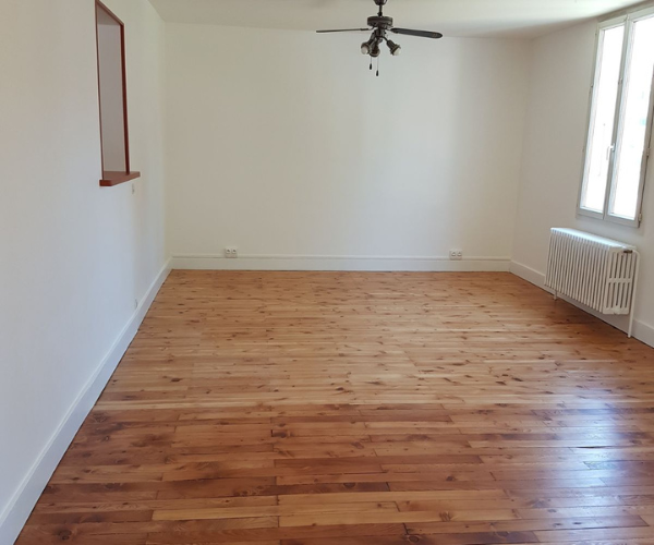 Salon rénové avec passe-plat et parquet vitrifié à Grenoble